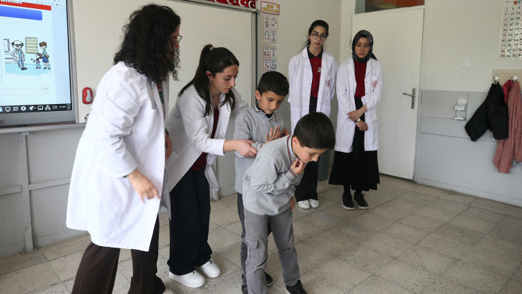Genç sağlıkçılar köylerdeki çocuklara ilk yardım eğitimi verdi